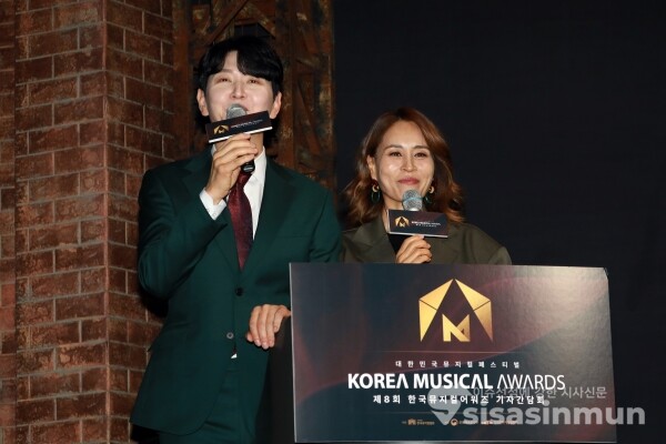 18일 배우 이건명, 최정원이 사회를 보고 있다. [사진 / 오훈 기자]