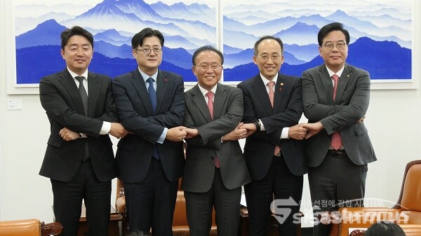 국민의힘 윤재옥 당대표 권한대행과 홍익표 더불어민주당 원내대표등이 20일 오후 국회 운영위원장실에서 2024년도 예산안에 대해 최종 합의한 뒤 기념촬영을 하고 있다. 왼쪽부터 더불어민주당 강훈식 예결위간사, 홍익표 원내대표, 국민의힘 윤재옥 당대표 권한대행, 추경호 경제부총리, 국민의힘 송언석 예결위 간사. 사진 / 김경민 기자