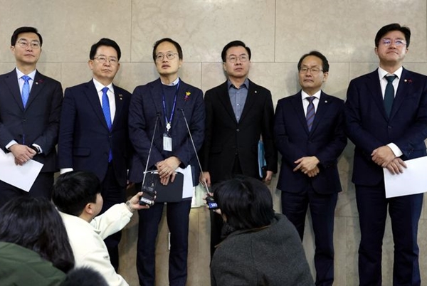 박주민 더불어민주당 국회 운영위 간사가 22일 오전 서울 여의도 국회에서 국회운영위원회 전체회의가 파행되자 입장 발표를 하고 있다. ⓒ뉴시스