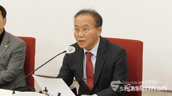 윤재옥 국민의힘 당 대표 권한대행 겸 원내대표가 21일 오후 국회에서 비대위원장 관련 긴급 기자간담회를 하고 있다. 사진 / 김경민 기자