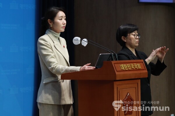 26일 강선우 민주당 대변인이 논평을 하고 있다. [사진 /오훈 기자]