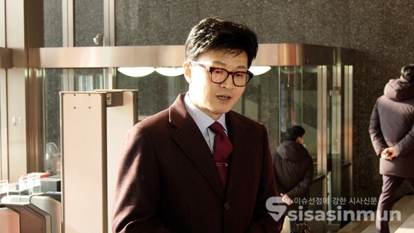 한동훈 국민의힘 비상대책위원장이 27일 오전 국회에 출근해 도어스테핑을 하고 있다. 사진 / 이훈 기자