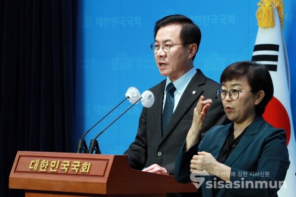 27일 윤영덕 원내대변인이 논평을 하고 있다. [사진 /오훈 기자]