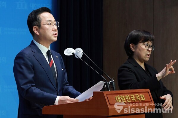 28일 박성준 대변인이 브리핑을 하고 있다. [사진 /오훈 기자]