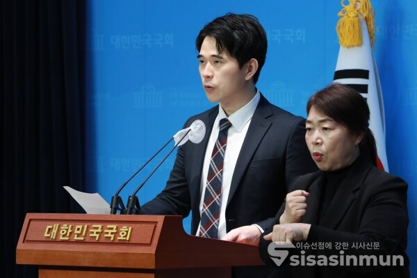 4일 김온수 상근부대변인이 브리핑을 하고 있다. [사진 /오훈 기자]