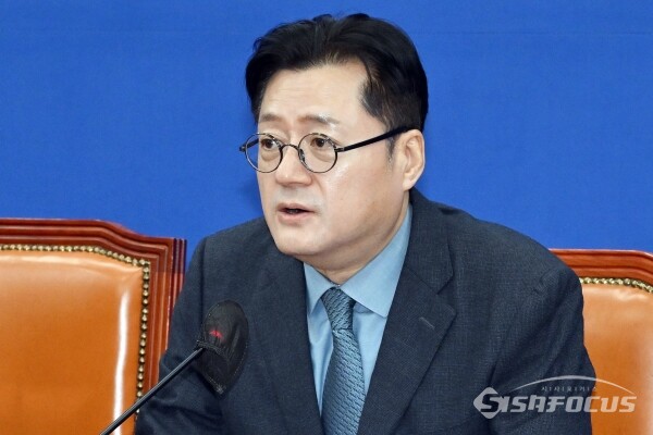 홍익표 더불어민주당 원내대표가 지난 2일 서울 여의도 국회 본청에서 열린 최고위원회의에서 모두발언을 하고 있다. 사진 / 오 훈 기자