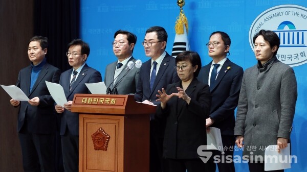 10일 국회 법사위 소속 민주당 위원들이 기자회견을 하고 있다. [사진 / 오훈 기자]