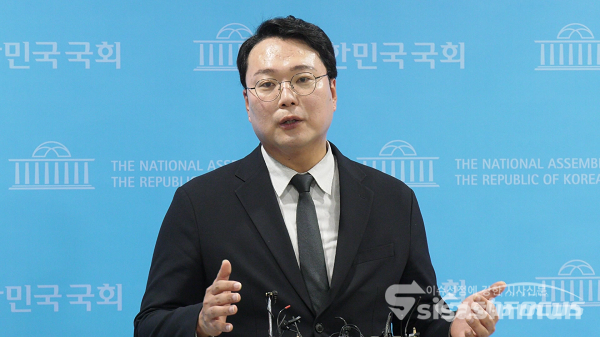 천하람 개혁신당 창당준비위원장이 10일 오전 서울 여의도 국회 소통관에서 개혁신당 정강정책 발표 기자회견을 마친 후 취재진과 질의응답하고 있다. 사진 / 김경민 기자