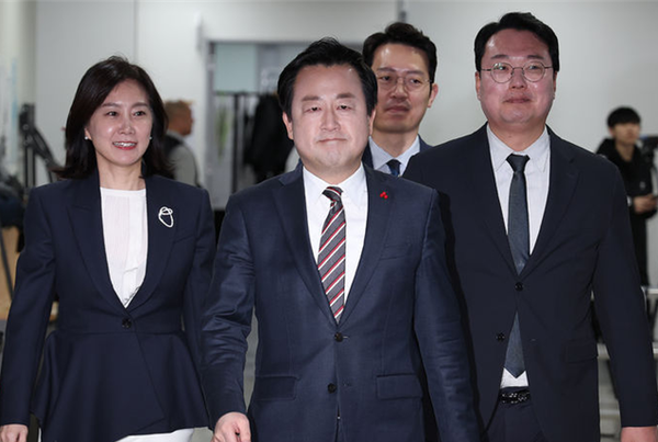 (뒷줄 왼쪽부터) 허은아, 이기인, 천하람 개혁신당(가칭) 공동창당준비위원장과 (앞줄 중앙)김용남 전 국민의힘 의원이 12일 오전 김 전 의원의 국민의힘 탈당 및 신당 합류에 대한 발표를 하기 위해 국회 소통관의 기자회견장으로 이동하고 있는 모습. 사진 / ⓒ뉴시스