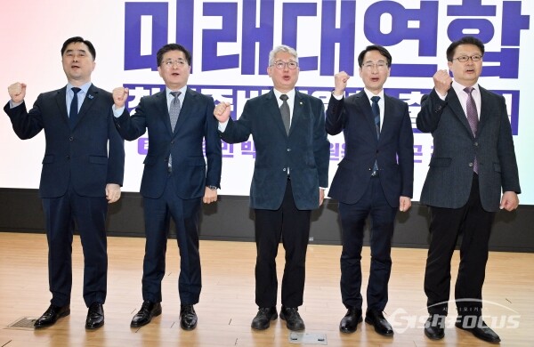 더불어민주당에서 탈당한 원칙과상식의 현역의원 3인방(김종민, 조응천, 이원욱)이 14일 서울 여의도 국회의원 제1소회의실에서 미래대연합(가칭) 창당준비위원회 출범식을 열고 있다. (사진은 왼쪽부터) 김종민, 박원석, 조응천, 이원욱, 정태근 공동추진위원장이 기념촬영을 하고 있는 모습. 사진 / 오 훈 기자