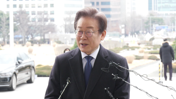 지난 2일 부산에서 흉기 피습 당했던 이재명 더불어민주당 대표가 17일 보름만에 국회로 출근길에 올라, 국회 본청 앞에서 기자들의 질문에 답하고 있다. 사진 / 김경민 기자