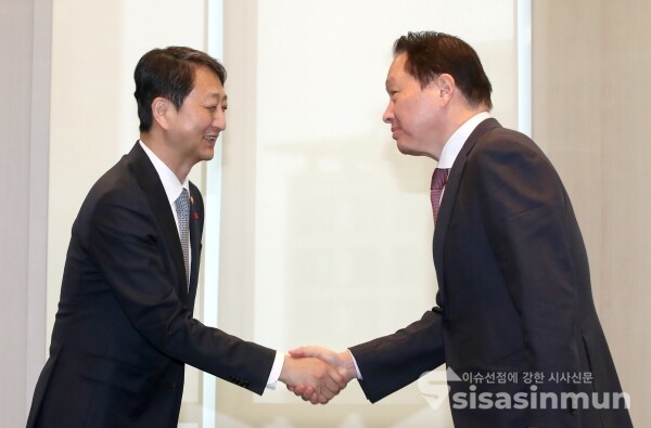 17일 안덕근 장관과 최태원 회장이 악수를 나누고 있다. (공동취재)
