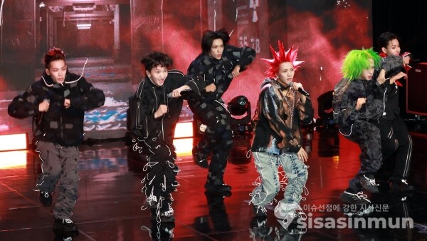 17일 보이그룹 다이몬(민재, 세이타, 히, 태극, 렉스, 조)이 신곡무대를 선보이고 있다. [사진 /오훈 기자]