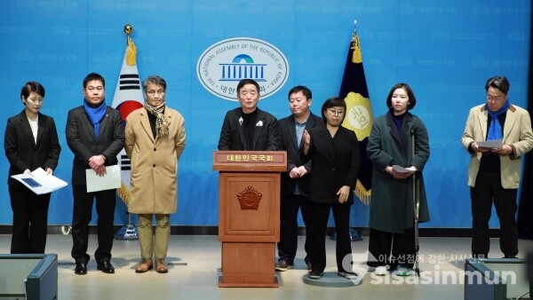 22일 강득구 의원, 민생경제연구소, 최재영 목사 등 시민단체 관계자들이 기자회견을 하고 있다. [사진 / 오훈 기자]