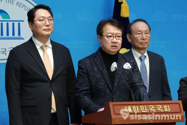 22일 천하람 개혁신당 최고위원, 정태근 미래대연합 창당준비위원장, 최운열 새로운미래 미래비전위원장이 기자회견을 하고 있다. [사진 / 오훈 기자]