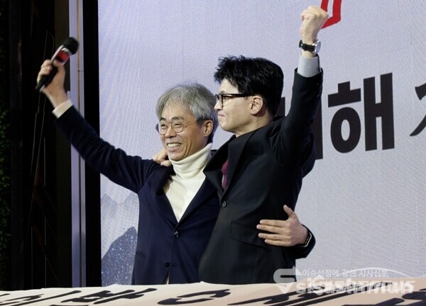 한동훈 국민의힘 비상대책위원장(우)과 김경율 비대위원(우)이 지난 17일 서울시당 신년인사회에서 함께 어깨동무를 하고 있다. 사진 / 이훈 기자