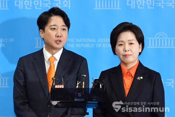 24일 개혁신당 이준석 대표와 한국의희망 양향자 대표가 취재진의 질의에 답하고 있다.