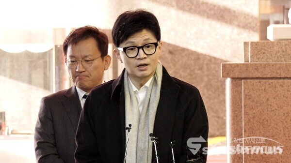 국민의힘 한동훈 비대위원장이 24일 오전 서울 여의도 국회에 들어서며 취재진의 질문에 답하고 있다. 사진 / 이 훈 기자