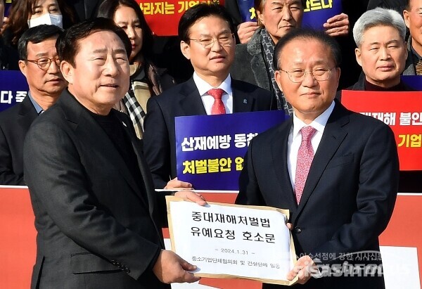 지난달 31일 김기문 중소기업중앙회장이 국민의힘 윤재옥 원내대표에게 호소문을 전달하고 있다. [사진 /오훈 기자]