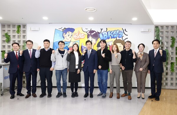 1일 IBK창공 구로에서 열린 ‘IBK창공 현장 간담회’에서 김주현 금융위원장(가운데), 김성태 IBK기업은행장(왼쪽에서 두번째) 및 참석자들이 기념촬영을 하고 있다. ⓒIBK기업은행