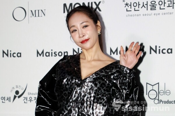 5일 레이싱모델 진예나가 포즈를 취하고 있다.[사진 /오훈 기자]