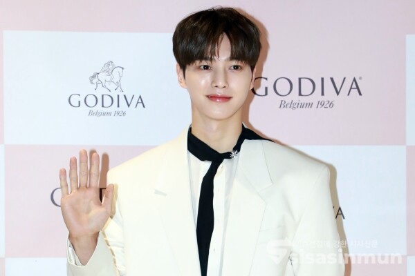 6일 배우 송강이 포즈를 취하고 있다. [사진 /오훈 기자]