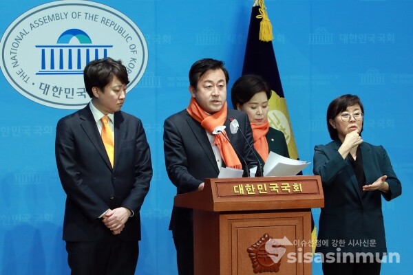 6일 개혁신당 이준석 대표, 김용남 정책위의장, 양향자 원내대표가 기자회견을 하고 있다. [사진 /오훈 기자]