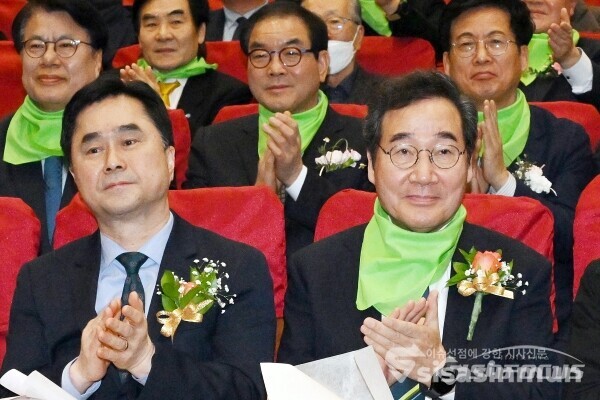 지난 2월 4일 이낙연(우), 김종민(좌) 새로운미래 공동대표가 박수를 치고 있다. 사진 / 시사신문DB