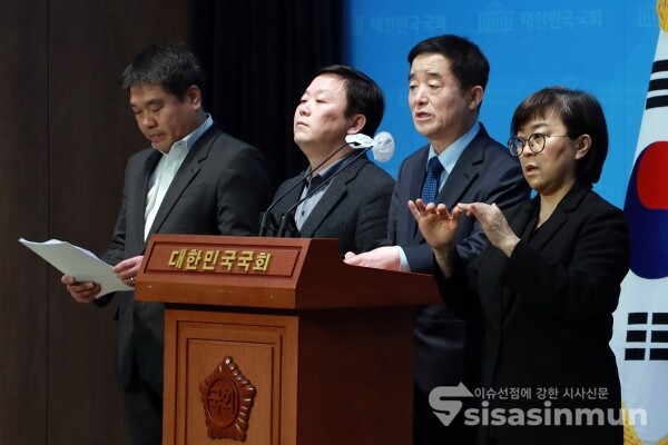 7일 강득구 의원을 비롯해 민생경제연구소, 검사검사모임, 퇴진과 혁신 등 관계자들이 기자회견을 하고 있다. [사진 /오훈 기자]