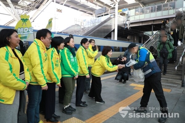 녹색정의당 김찬휘 공동대표, 배진교 원내대표, 심상정 의원 등 관계자들이귀성객들에게 인사를 하고 있다. [사진 /오훈 기자]