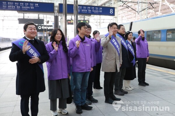 8일 새로운선택 금태섭, 조성주 공동대표와 류호정 시민소통위원장 등 관계자들이 귀성객들에게 인사를 하고 있다. [사진 /오훈 기자]