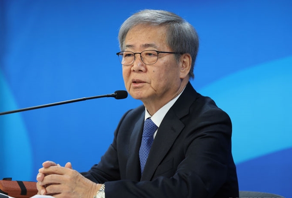 임혁백 더불어민주당 공관위원장이 지난 6일 오전 서울 여의도 더불어민주당 당사에서 열린 공직선거후보자추천관리위원회 심사결과(1차) 발표에서 발언하고 있다. 사진 / ⓒ뉴시스