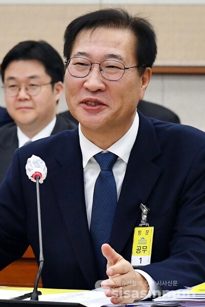 15일 박성재 법무부 장관 후보자가 의원들의 질의에 답변하고 있다.