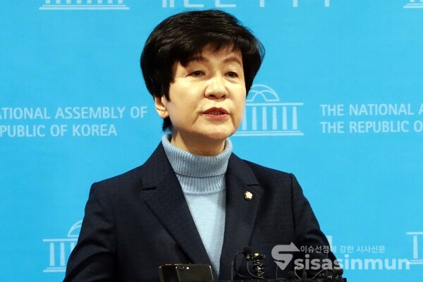 19일 김영주 의원이 취재진의 질의에 답하고 있다. [사진 /오훈 기자]