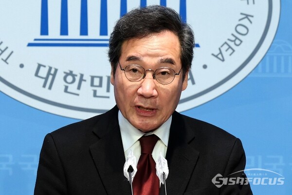 이낙연 새로운미래 대표가 지난달 11일 서울 여의도 국회 소통관에서 기자회견을 하고 있는 모습. [사진 / 오훈 기자]