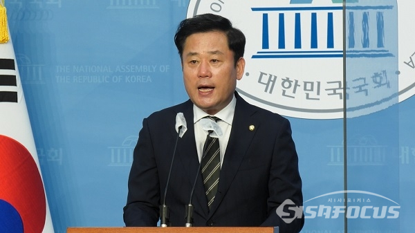 비명계로 분류되는 더불어민주당 송갑석 의원이 과거 국회 소통관에서 기자회견을 하고 있는 모습. 사진 / 권민구 기자