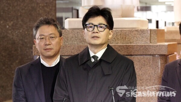 한동훈 국민의힘 비상대책위원장이 22일 오전 국회에서 도어스테핑을 하고 있다. 사진 / 이훈 기자