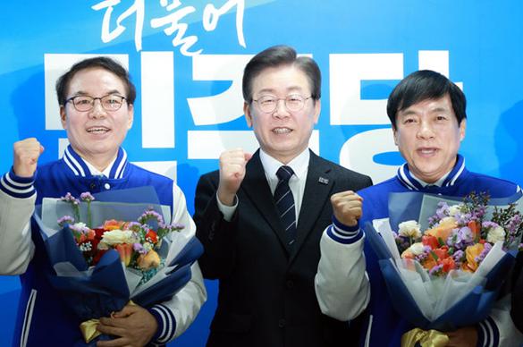 이재명 더불어민주당 대표(중간)가 23일 오전 서울 여의도 민주당사에서 열린 인재영입식에서 이성윤 전 서울중앙지검장(우측), 정한중 한국외대 법학전문대학원 교수(좌측)와 기념촬영을 하고 있다. 사진 / ⓒ뉴시스