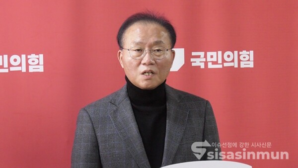 윤재옥 국민의힘 원내대표가 23일 당 원내대책회의를 마친 뒤 기자들과 만나 백브리핑을 하고 있다. 사진 / 김경민 기자