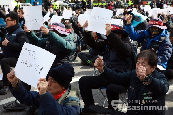 23일 민주노총 조합원들이 민주노총 2024년 투쟁 선포대회를 갖고 있다. [사진 / 오훈 기자]