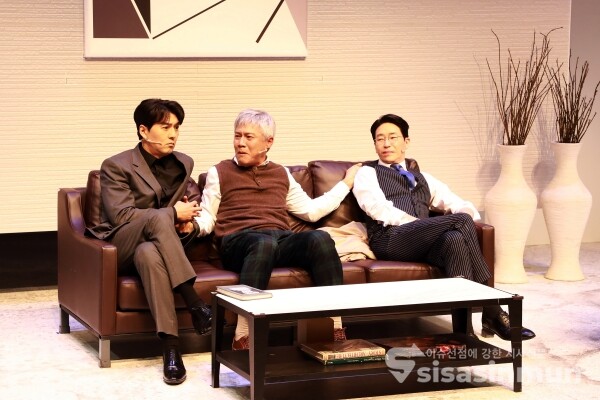 27일 마크 역의 이필모, 이반 역의 박호산, 세르주 역의 엄기준이 시연하고 있다. [사진 /오훈 기자]