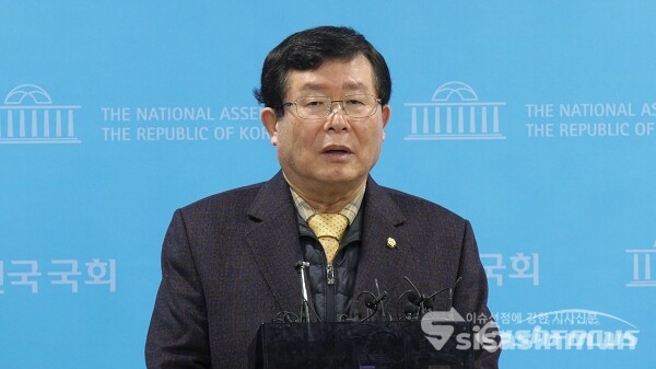 28일 서울 여의도 국회 소통관에서 비명계로 불리는 설훈 의원이 민주당 탈당 선언 기자회견을 마친 후 취재진의 질문에 답하고 있다. 사진 / 김경민 기자