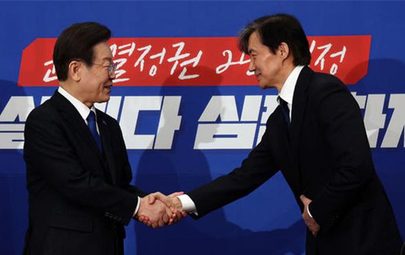 이재명 더불어민주당 대표와 조국 조국혁신당 대표가 5일 서울 여의도 국회 본청 민주당 당대표회의실에서 인사를 나누고 있다. 사진 / ⓒ뉴시스