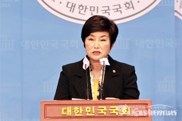 전혜숙 의원이 기자회견을 하고 있다. [사진 /오훈 기자]