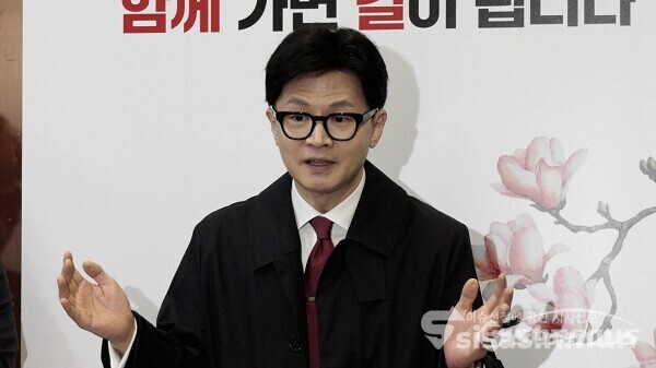 국민의힘 한동훈 비상대책위원장이 12일 오전 서울 여의도 중앙당사 출근길에 취재진의 질문에 답하고 있다. 사진 / 이 훈 기자