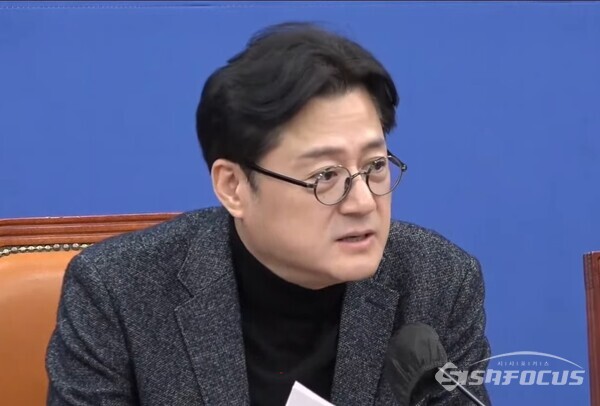 홍익표 더불어민주당 원내대표가 12일 국회에서 열린 원내대책회의에서 모두발언을 하고 있다. 사진 / 시사포커스TV