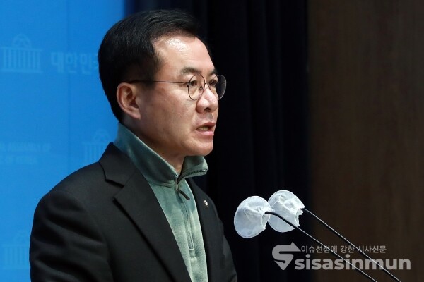 12일 윤영덕 더불어민주연합 공동대표가 기자회견을 하고 있다. [사진 /오훈 기자]