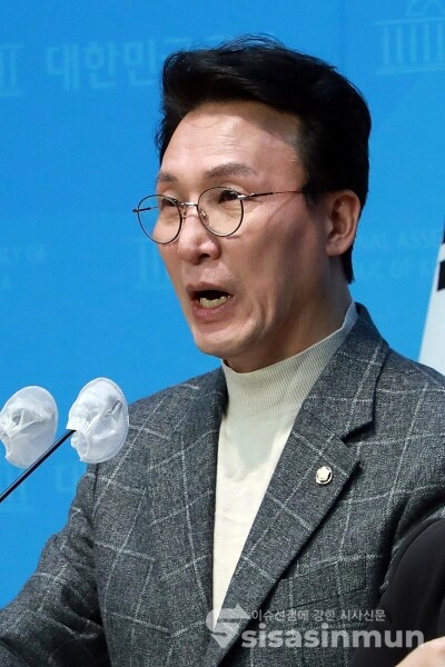15일 김민석 의원이 기자회견을 하고 있다. [사진 /오훈 기자]