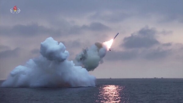 김정은 북한 국무위원장이 지난 1월 28일(현지시각) 신형 잠수함발사전략순항미사일(SLCM) '불화살-3-31형' 시험발사를 지도했다고 북한 조선중앙TV가 보도했다 / ⓒ뉴시스-조선중앙TV