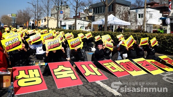 27일 전국레지던스연합회 회원들이 궐기대회를 갖고 있다. [사진 / 오훈 기자]